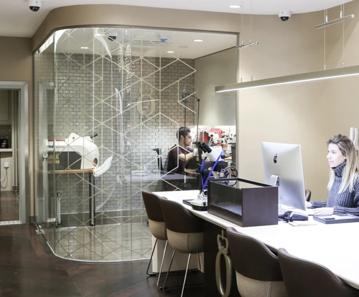 Frameless glass partitions