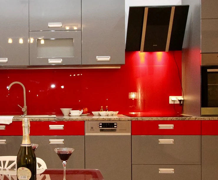 Glass splashbacks can easily complement the design of the kitchen